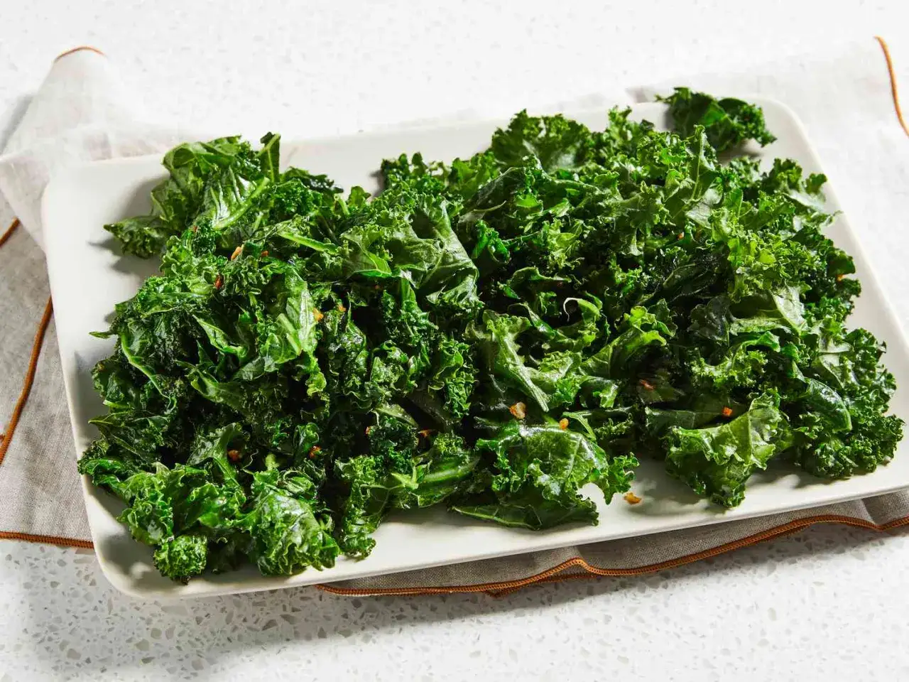 Chou kale croustillant, assaisonné d'ail. Attention, ce légume peut être un danger pour les gourmands trop enthousiastes !