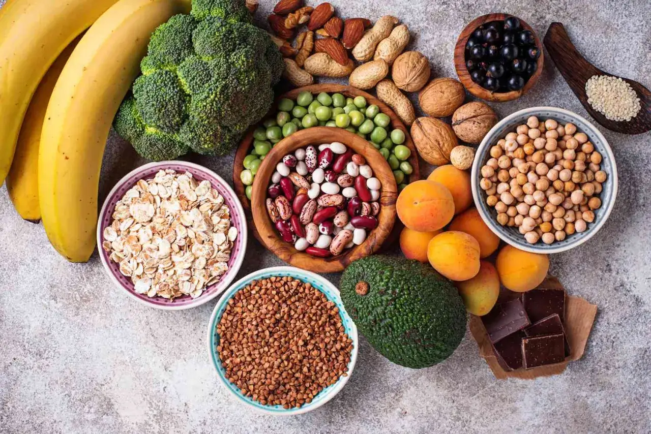 Bananes, brocolis, noix, haricots, pois, abricots, avocat, chocolat noir, flocons d'avoine, sarrasin, pois chiches, myrtilles, sésame. Aliments riches en magnésium pour éviter le témoignage manque de magnésium.