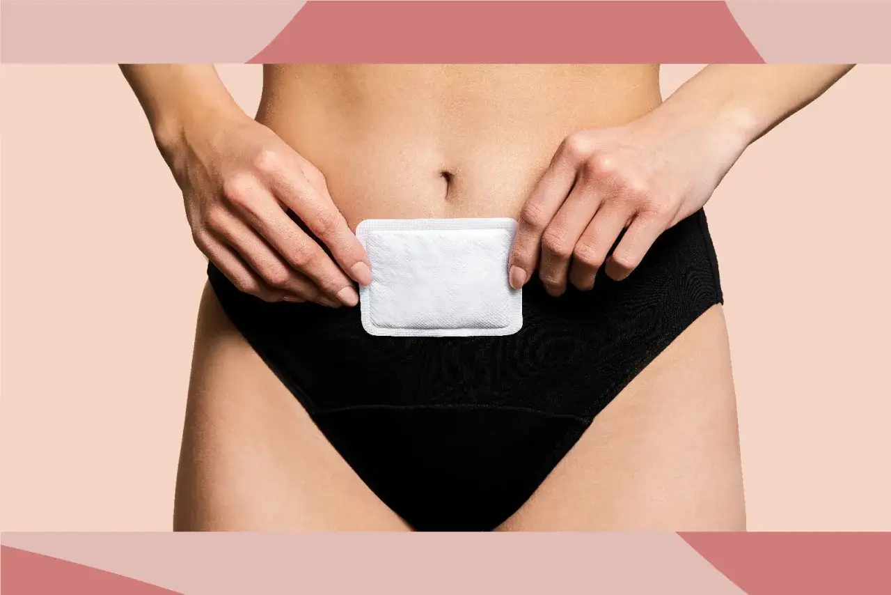 Soulagement pour la règle très douloureuse. Un remède de grand-mère réconfortant, une bouillotte douce pour apaiser les crampes.