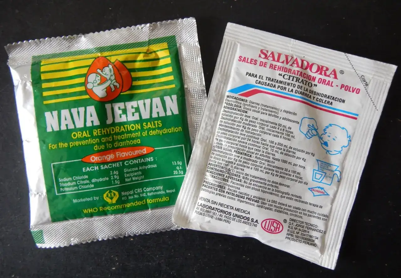 Sachets de réhydratation orale Nava Jeevan et Salvadora, utiles en cas de diarrhée fulgurante et de déshydratation.
