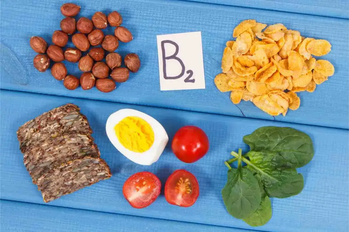 Noisettes, flocons de ma&iuml;s, pain complet, &oelig;uf, tomates et &eacute;pinards : des exemples de vitamine B2 aliment.