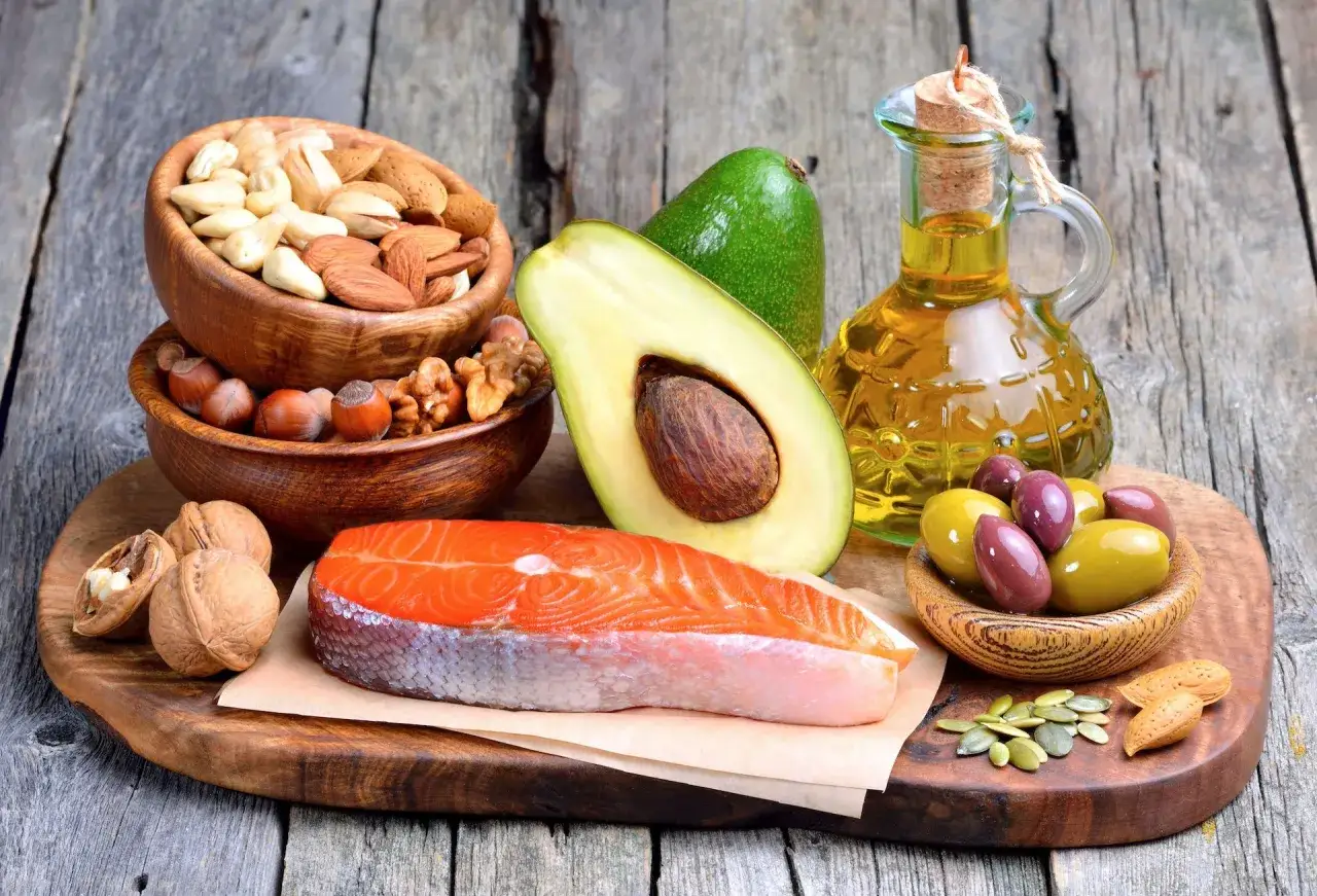 Saumon, avocat, noix, amandes, olives et huile d'olive : un festin d'aliments riches en acide gras insaturé.
