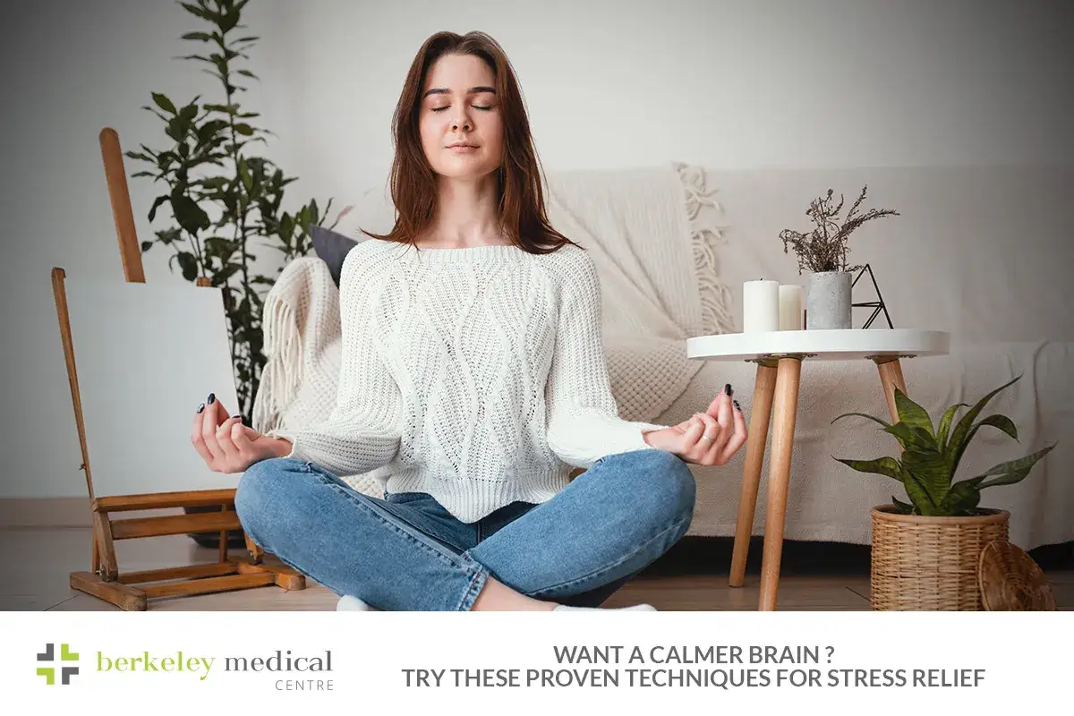 Une femme médite, assise en tailleur, pour apprendre comment combattre le stress naturellement.
