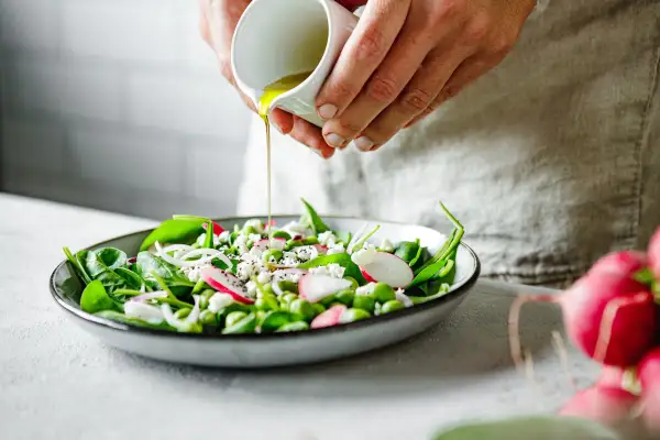 Salade fraîche avec vinaigrette versée, idéale pour nettoyer le foie et les reins naturellement. Épinards, radis, fèves et fromage frais.