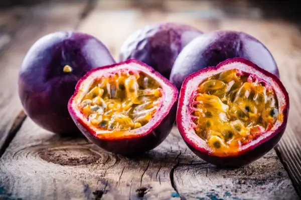 Fruits de la passion coupés en deux, révélant leur chair juteuse et orangée. Découvrez les fruit de la passion bienfaits pour la santé.