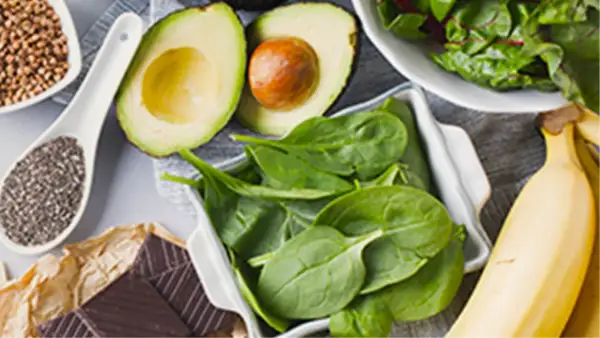 Avocat, épinards, bananes, graines de chia, chocolat noir et sarrasin : un festin de fruits et aliments riches en magnésium.