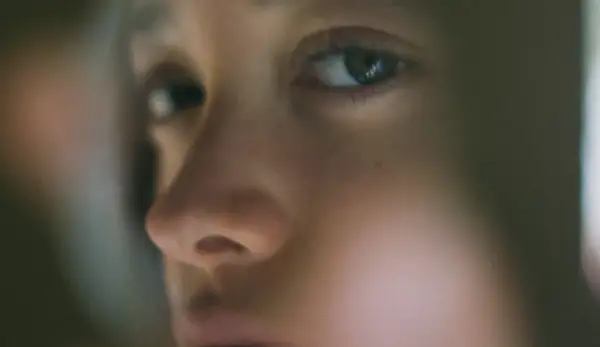 Gros plan sur le visage d'un enfant, l'œil est net, le reste est flou, évoquant une vision floue soudaine et la fatigue.