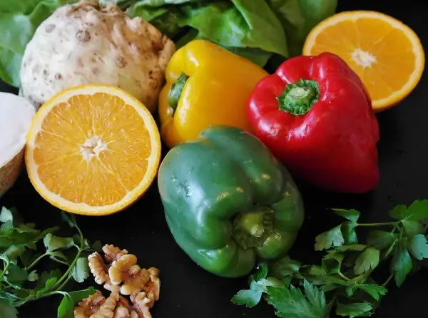 Poivrons, oranges, céleri-rave, persil et noix. Ces aliments peuvent faire partie d'une liste aliments interdits candidose.