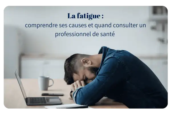 Un homme s'effondre sur son bureau, accablé par la fatigue quotidienne. Un ordinateur portable et une tasse de café sont à proximité.