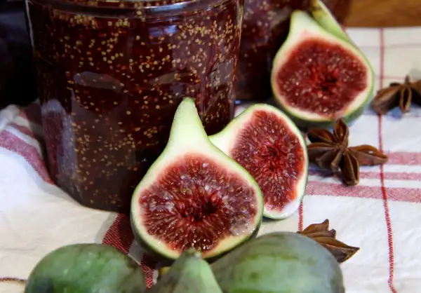 Confiture de figues maison, un délice aux multiples figue bienfaits. Des figues fraîches et des étoiles de badiane complètent ce tableau gourmand.