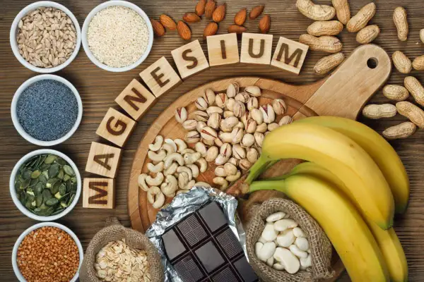 Des aliments riches en magnésium : graines de tournesol, sésame, pavot, courge, amandes, noix de cajou, pistaches, bananes, chocolat noir, haricots, flocons d'avoine. Pourquoi prendre du magnésium ?
